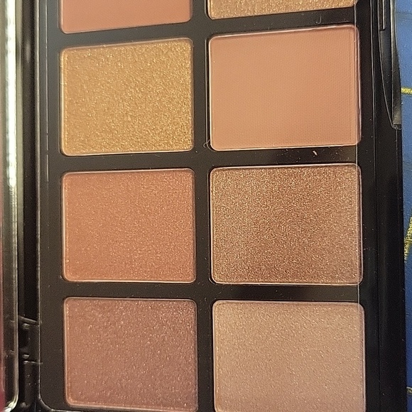 LA Girl Get Feverish Neutral Eyeshadow Palette - Picture 2 of 6